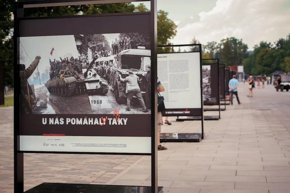 Motorkáři před rozhlasem, promítání filmu Vlny u Strakovky. Výročí okupace připomene v Praze několik akcí