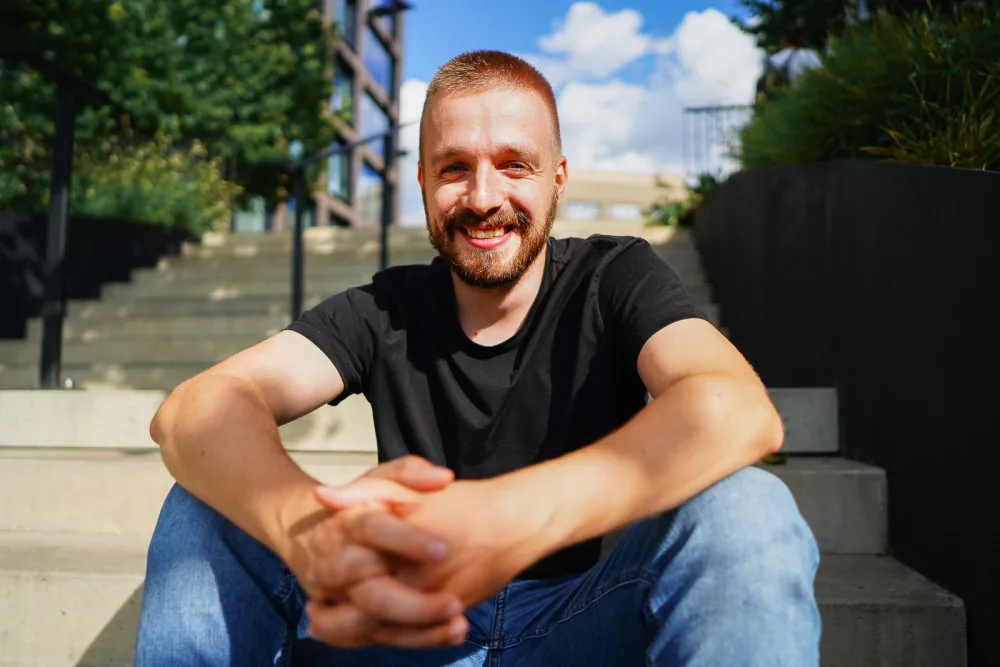 Komik na svých stand-upech griluje diváky. Videa z jeho výstupů mají miliony zhlédnutí