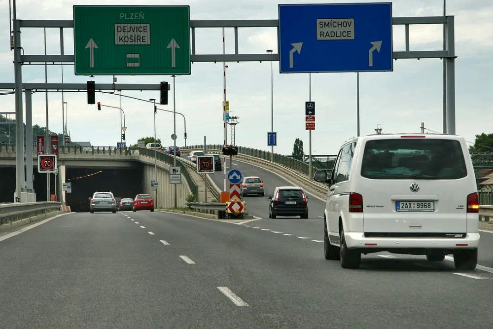 Tunel Mrázovka slaví výročí, řidičům slouží už dvacet let
