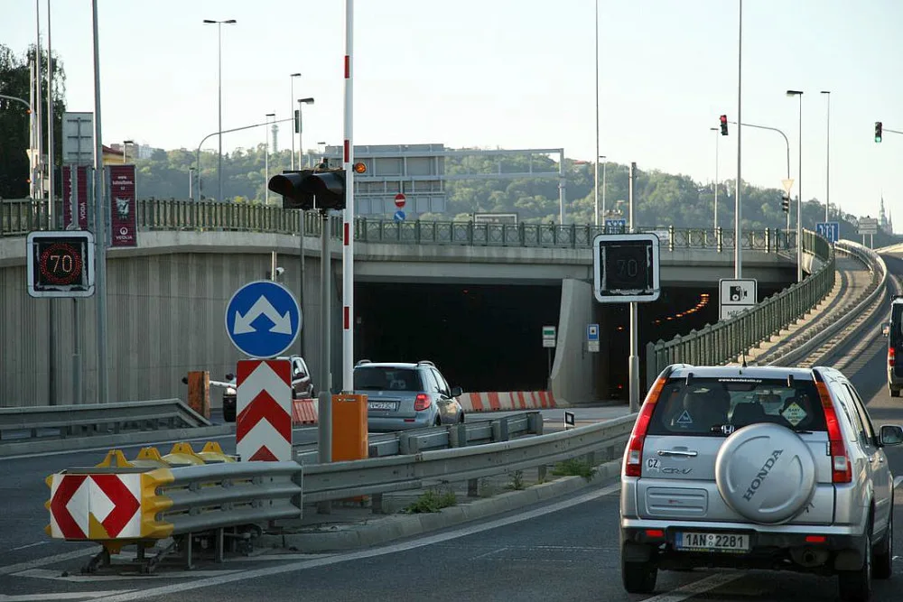 Tunel Mrázovka slaví výročí, řidičům slouží už dvacet let