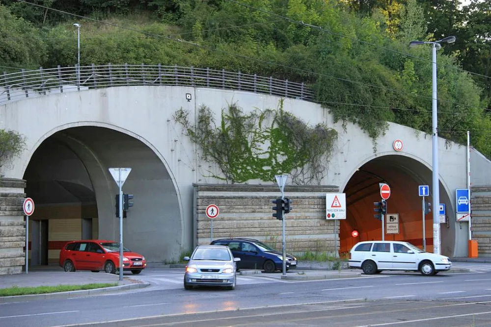 Tunel Mrázovka slaví výročí, řidičům slouží už dvacet let
