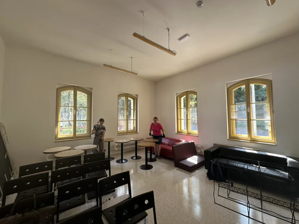 FOTOGALERIE: Půjčovna kol i galerie. Podívejte se, jak vypadá nádraží Bubeneč po rekonstrukci
