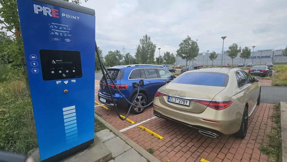 Praha je na elektromobilitu připravena, dobíjecích stanic je dost. Chybí jen auta, říká šéf Emobility PRE