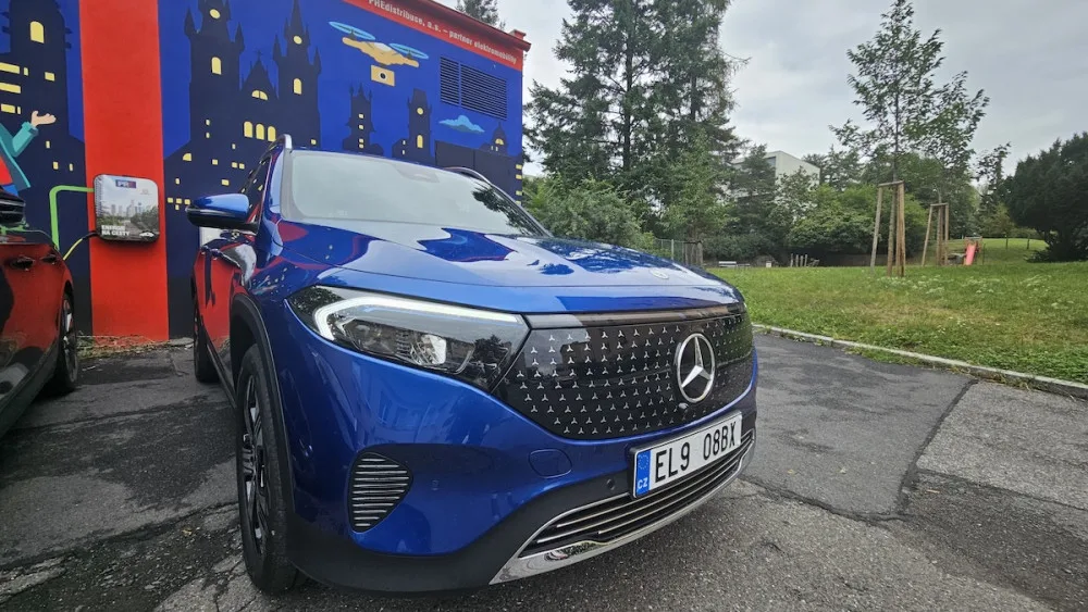 Praha je na elektromobilitu připravena, dobíjecích stanic je dost. Chybí jen auta, říká šéf Emobility PRE