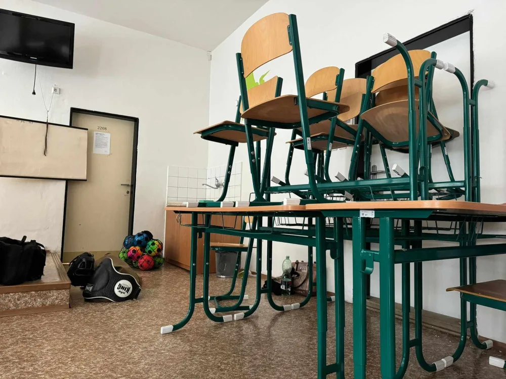 Příklad zabarikádování dvěří do třídy v případě útočníka ve škole