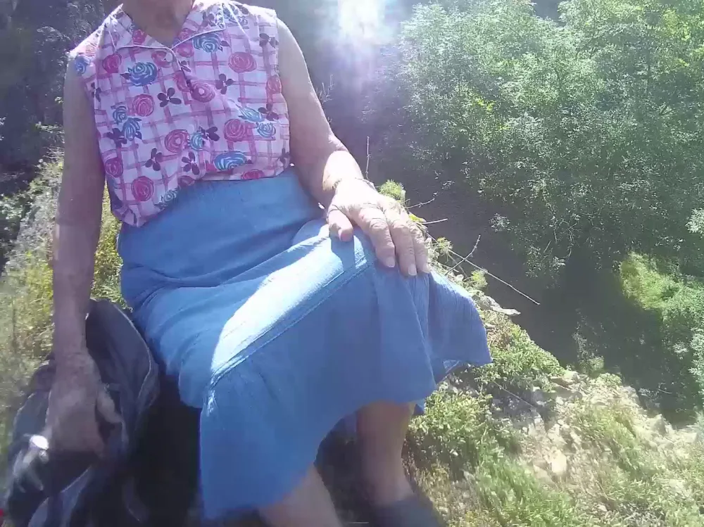 Žena už na cestu dolů neměla sílu.