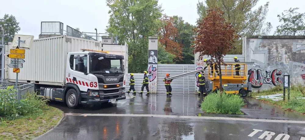 Povodí Vltavy upouští z kaskády víc vody, Praha proto postavila povodňové bariéry a zavřela náplavky