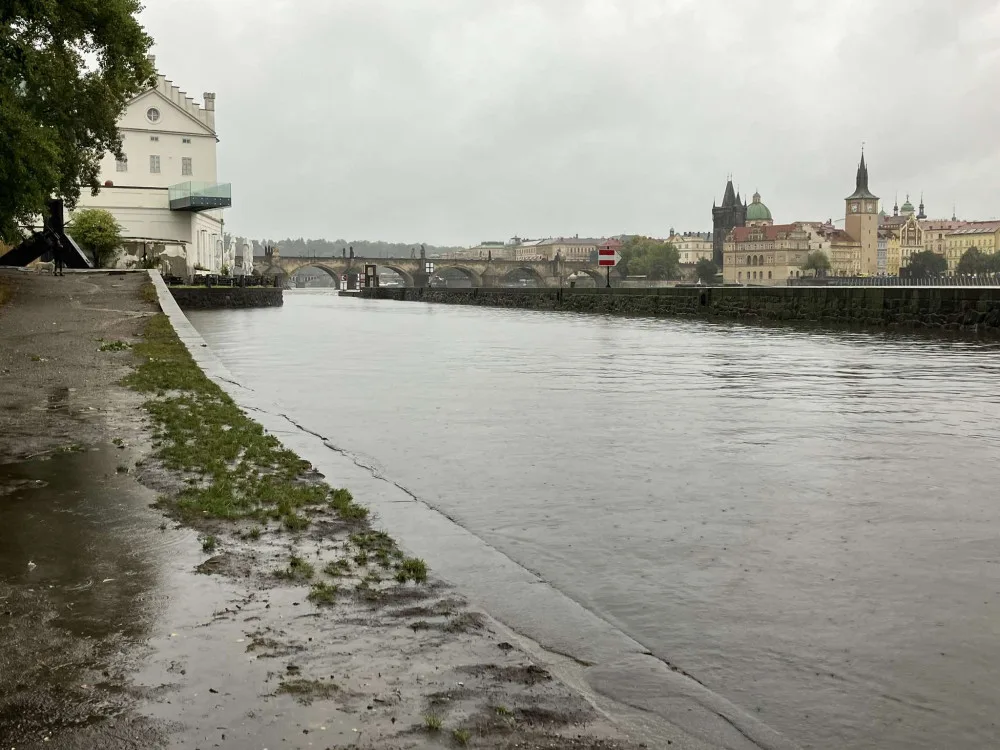 Povodí Vltavy upouští z kaskády víc vody, Praha proto postavila povodňové bariéry a zavřela náplavky