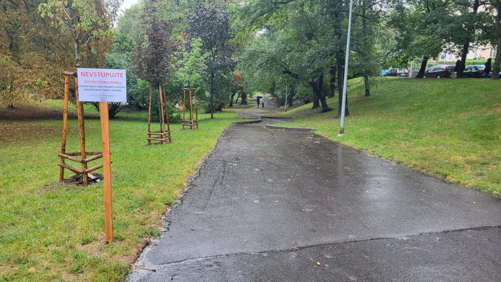 Povodí Vltavy upouští z kaskády víc vody, Praha proto postavila povodňové bariéry a zavřela náplavky