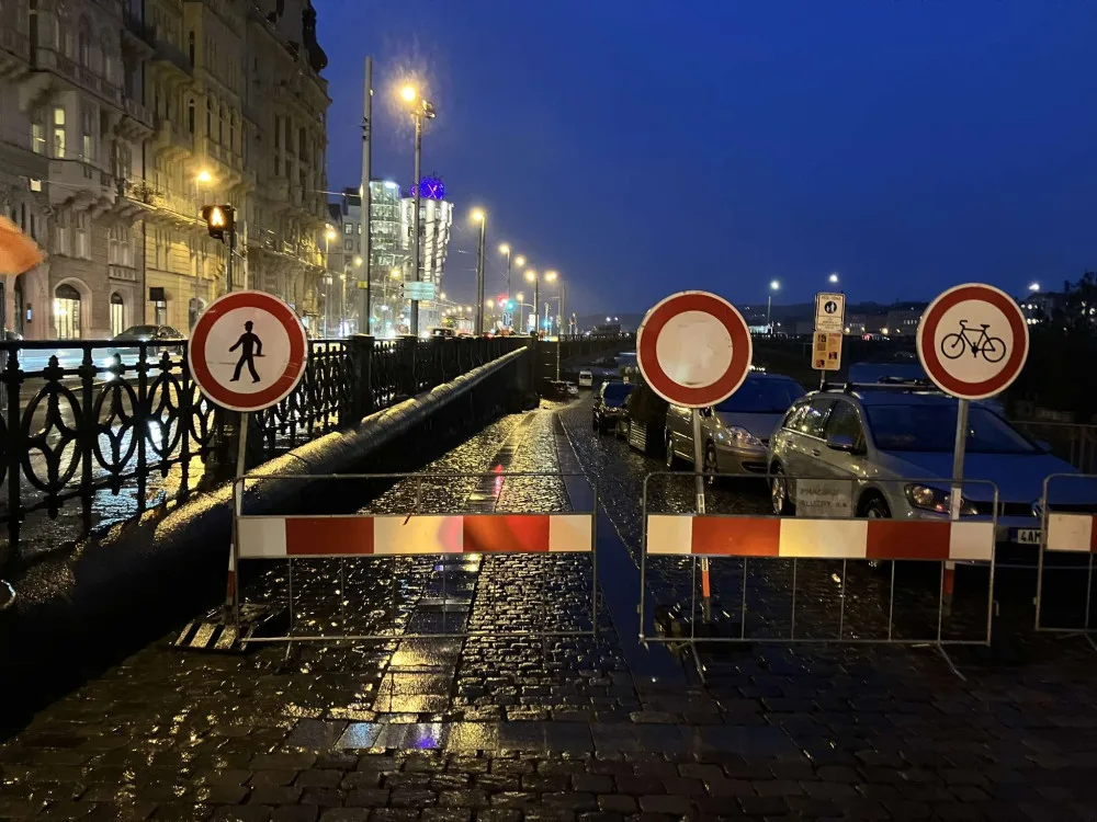 Povodí Vltavy upouští z kaskády víc vody, Praha proto postavila povodňové bariéry a zavřela náplavky