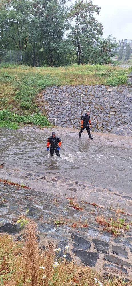 Povodí Vltavy upouští z kaskády víc vody, Praha proto postavila povodňové bariéry a zavřela náplavky