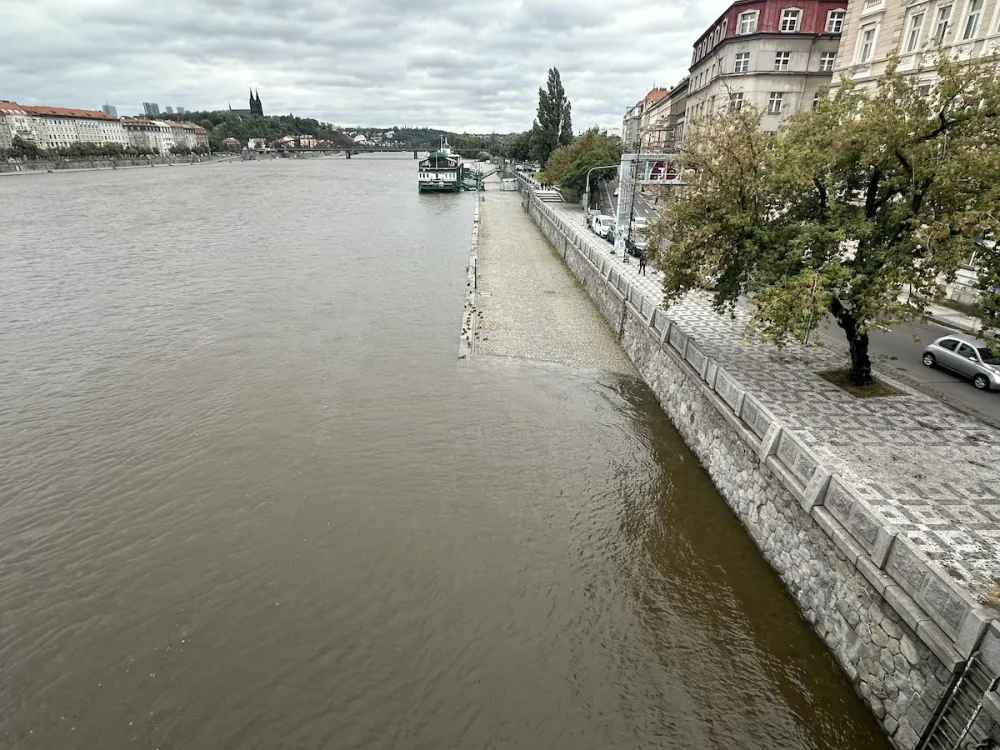 FOTOGALERIE: Prchající lodě, voda až u kobek a neposlušní lidé. Podívejte se, jak to v sobotu vypadalo na pražských náplavkách