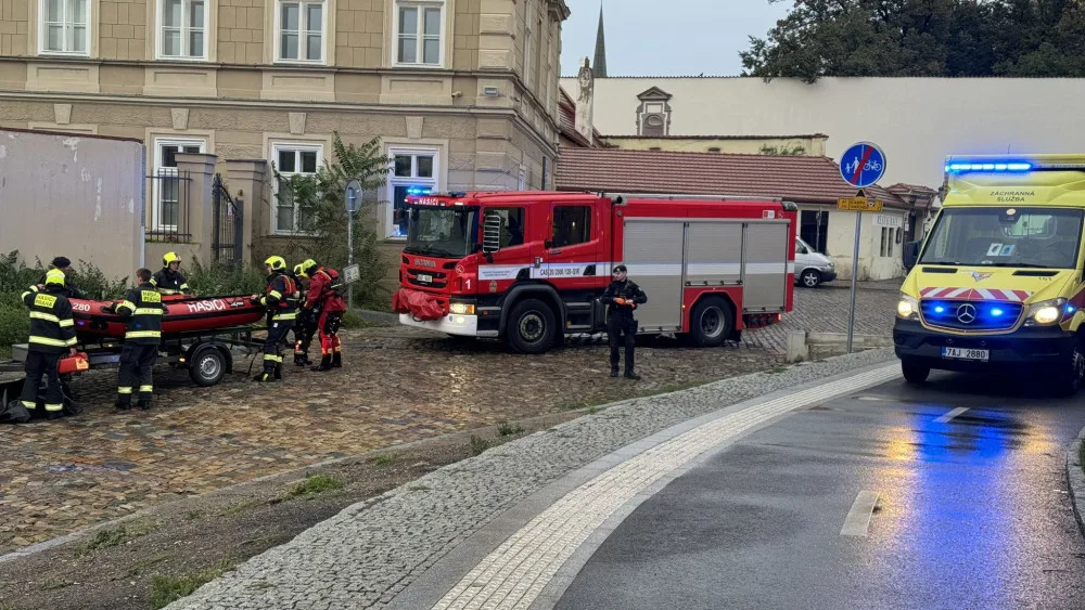 Muž si šel zaplavat do rozvodněné Vltavy, proud ho ze Smíchova odnesl až ke Karlovu mostu. Může dostat pokutu až sto tisíc