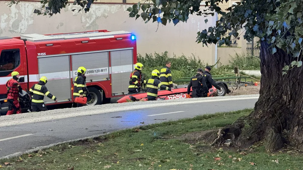 Muž si šel zaplavat do rozvodněné Vltavy, proud ho ze Smíchova odnesl až ke Karlovu mostu. Může dostat pokutu až sto tisíc