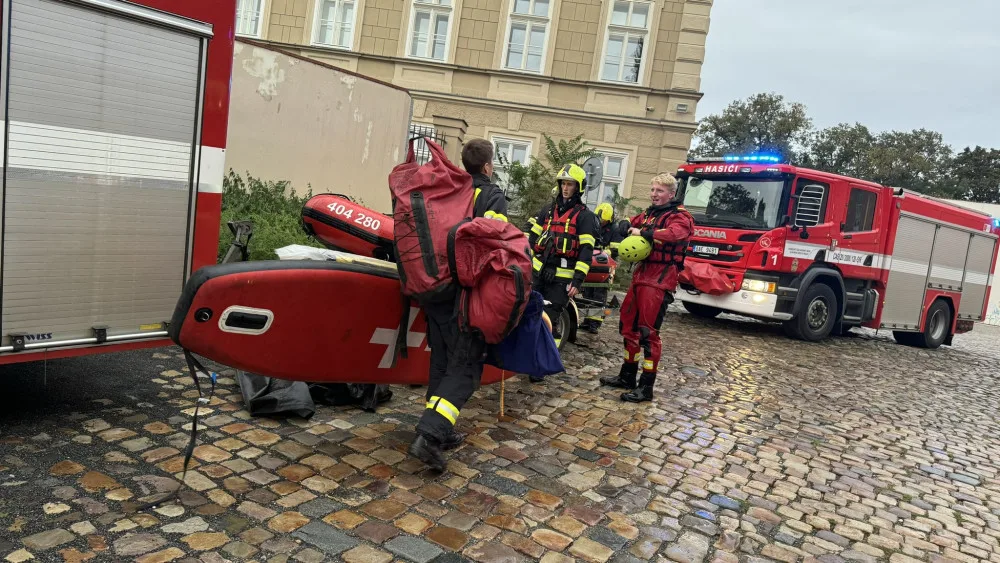 Muž si šel zaplavat do rozvodněné Vltavy, proud ho ze Smíchova odnesl až ke Karlovu mostu. Může dostat pokutu až sto tisíc