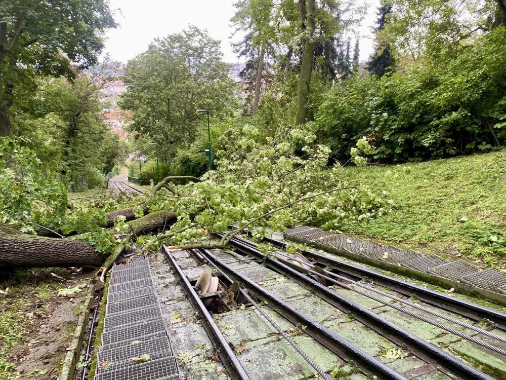 Na dráhu lanovky na Petřín spadl strom