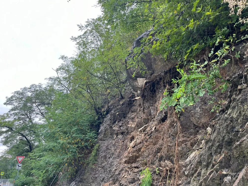Opravy Barrandovského mostu pokračují bez omezení, zvýšená hladina Vltavy a déšť ale některé práce zkomplikovali