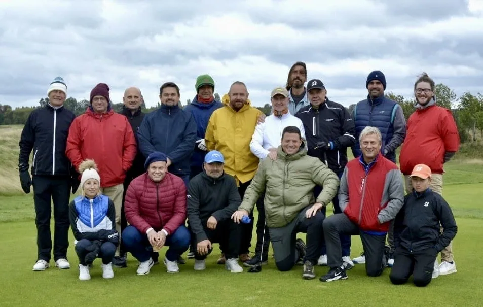 Jonathan Gaunt (v bílé bundě) na urnaji se svými českými partnery na vinořském golfovém hřišti