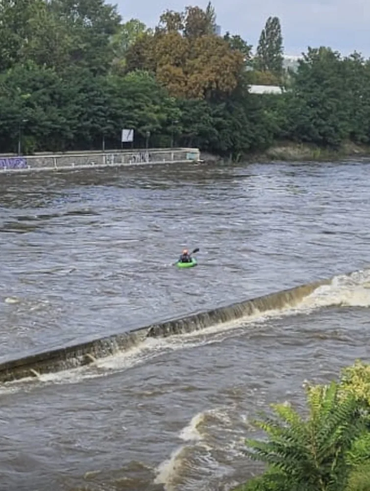 VIDEO: Vyjížďka na kajaku, surfování. Lidé si z rozvodněné Vltavy dělají sportoviště