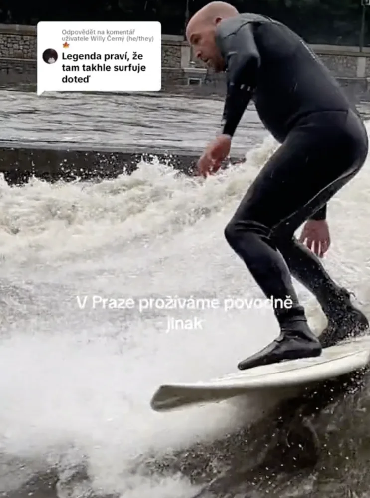 VIDEO: Vyjížďka na kajaku, surfování. Lidé si z rozvodněné Vltavy dělají sportoviště