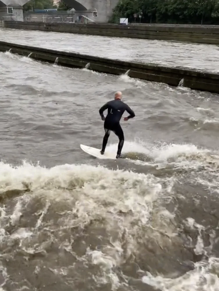 VIDEO: Vyjížďka na kajaku, surfování. Lidé si z rozvodněné Vltavy dělají sportoviště