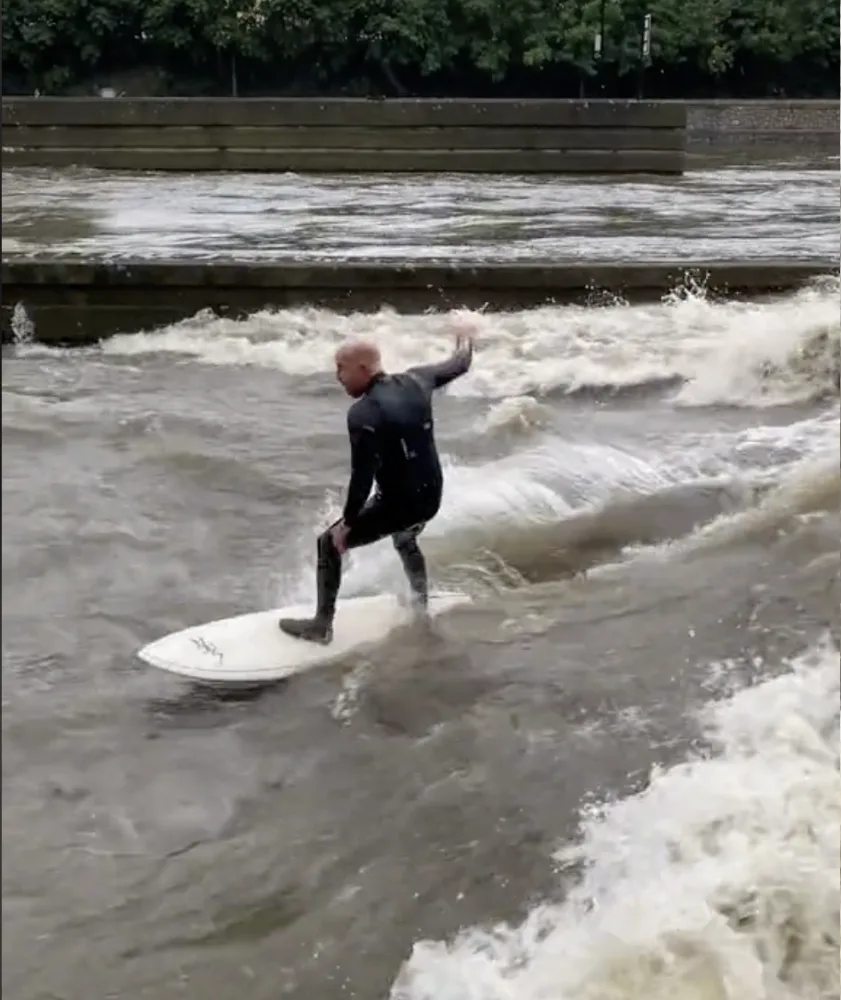 VIDEO: Vyjížďka na kajaku, surfování. Lidé si z rozvodněné Vltavy dělají sportoviště