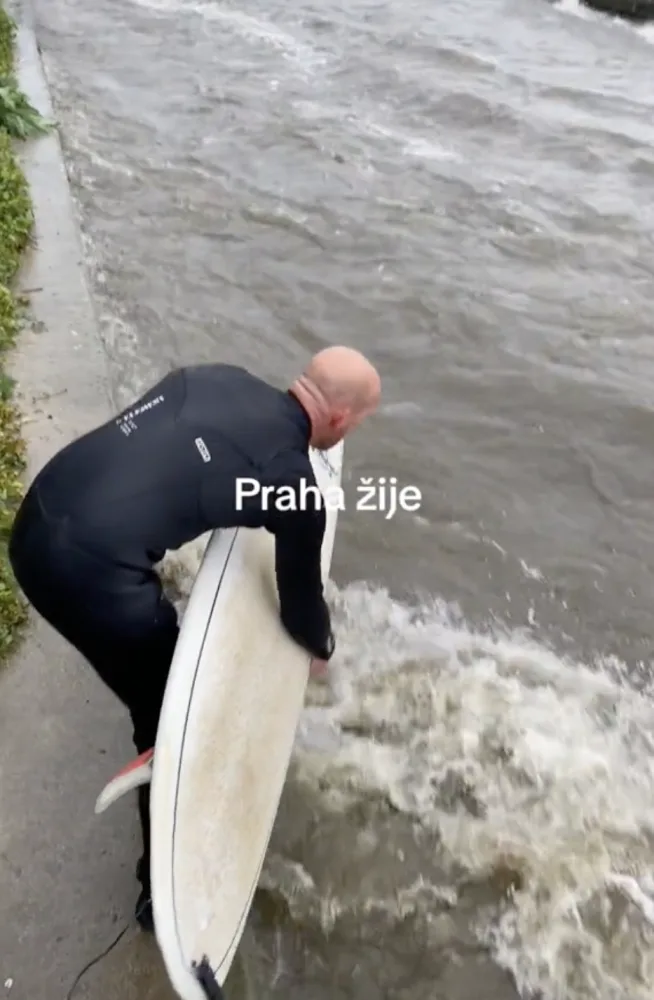 VIDEO: Vyjížďka na kajaku, surfování. Lidé si z rozvodněné Vltavy dělají sportoviště