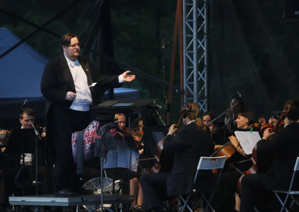 Rád se chodím historicky znemožnit, říká dirigent Jiří Korynta, diváky baví filmovými melodiemi i kostýmy