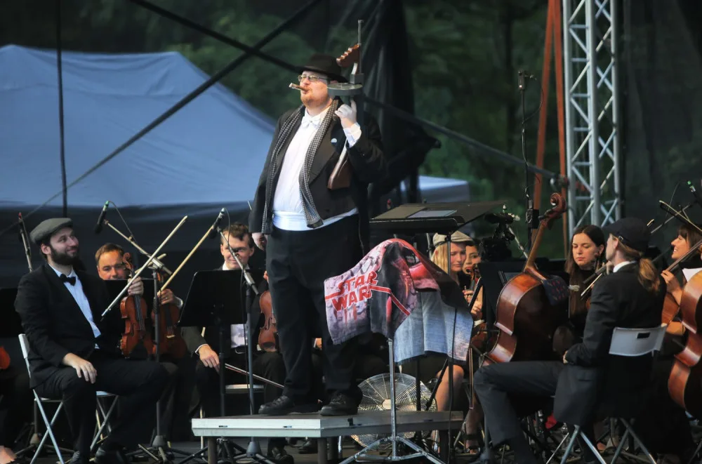 Rád se chodím historicky znemožnit, říká dirigent Jiří Korynta, diváky baví filmovými melodiemi i kostýmy