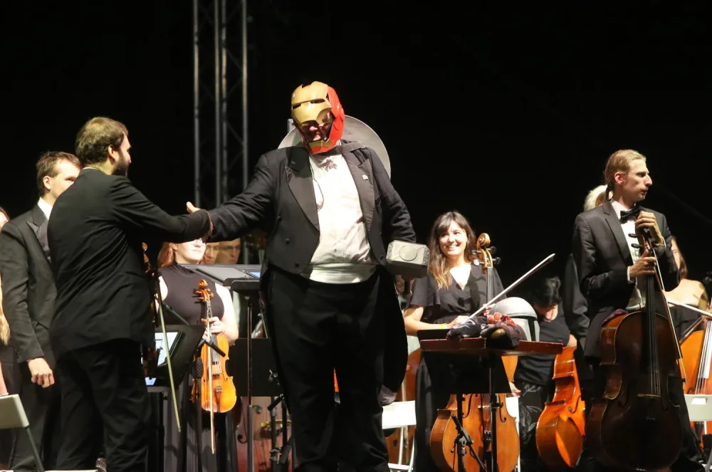 Rád se chodím historicky znemožnit, říká dirigent Jiří Korynta, diváky baví filmovými melodiemi i kostýmy