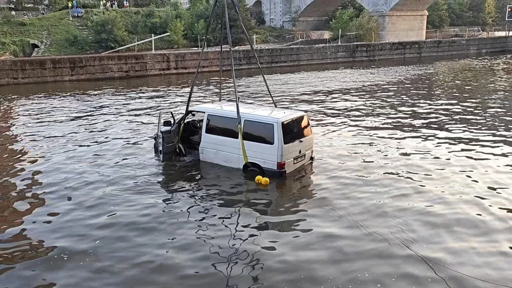 VIDEO: Do Vltavy sjela dodávka s dítětem, zachránila ho matka a kolemjdoucí