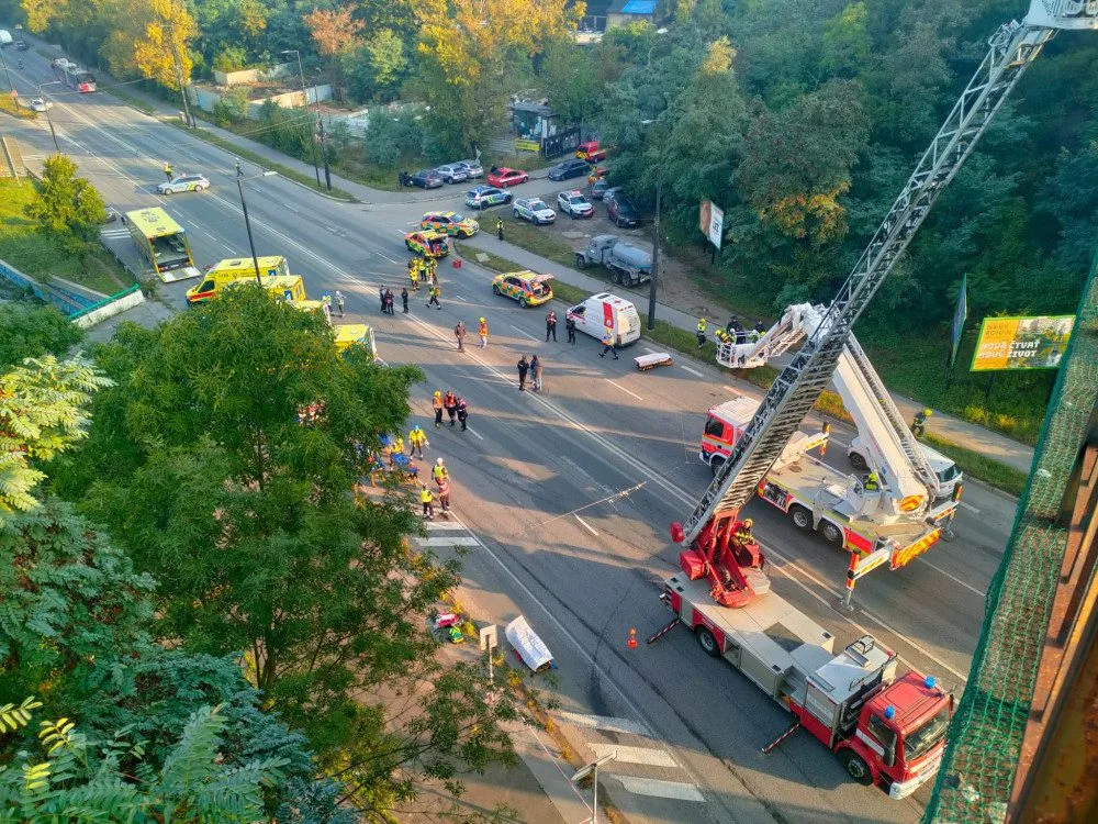 VIDEO: Jeden strojvedoucí projel zákaz, druhý měl dvě promile v těle. Podívejte se, jak vypadal zásah u srážky vlaků v Praze z pohledu policistů