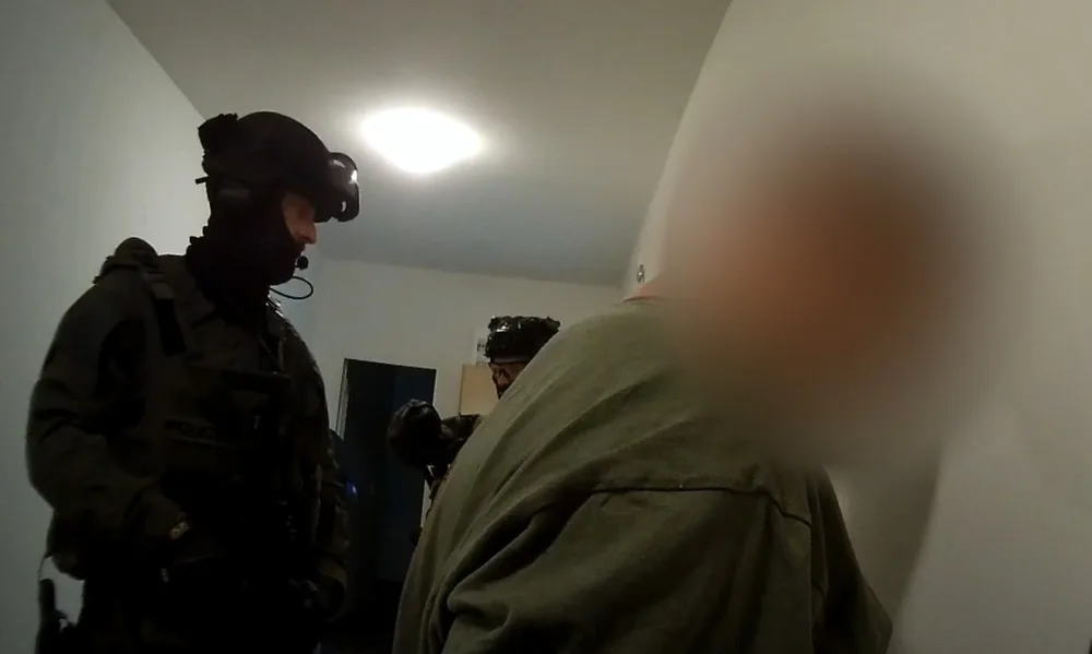 VIDEO: Pro muže podezřelého z vraždy si přišla zásahová jednotka. Měl zabít svou bývalou partnerku