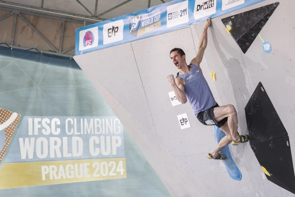 Adam Ondra v Praze neobhájil loňské stříbro v boulderingu. Roli hrálo bolavé rameno