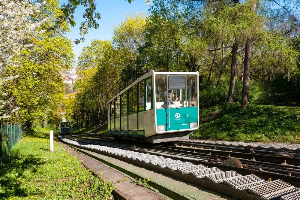 Lanovka na Petřín už letos nevyjede kvůli poničené trati. Zprovozní ji po celkové rekonstrukci, už s vozy v novém designu