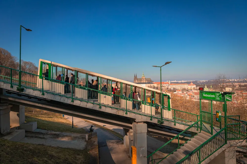 Lanovka na Petřín už letos nevyjede kvůli poničené trati. Zprovozní ji po celkové rekonstrukci, už s vozy v novém designu