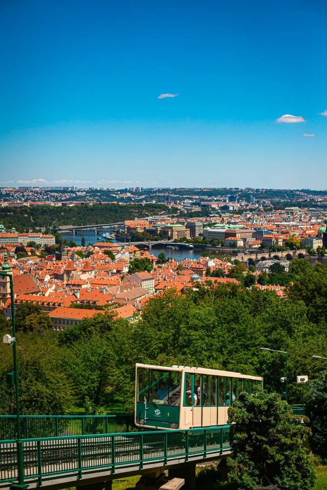 Lanovka na Petřín už letos nevyjede kvůli poničené trati. Zprovozní ji po celkové rekonstrukci, už s vozy v novém designu
