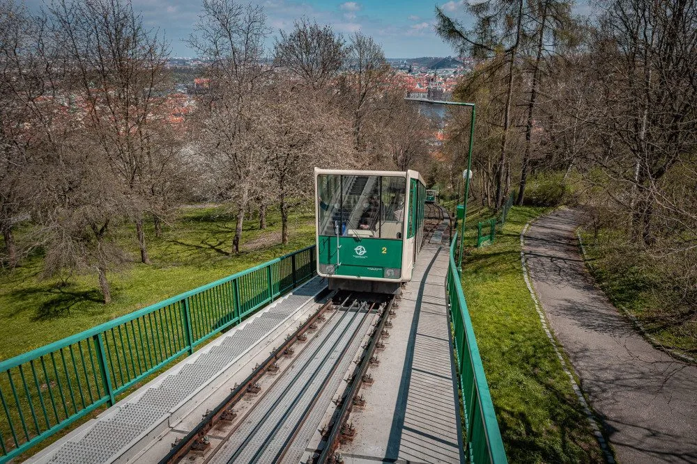 Lanovka na Petřín už letos nevyjede kvůli poničené trati. Zprovozní ji po celkové rekonstrukci, už s vozy v novém designu