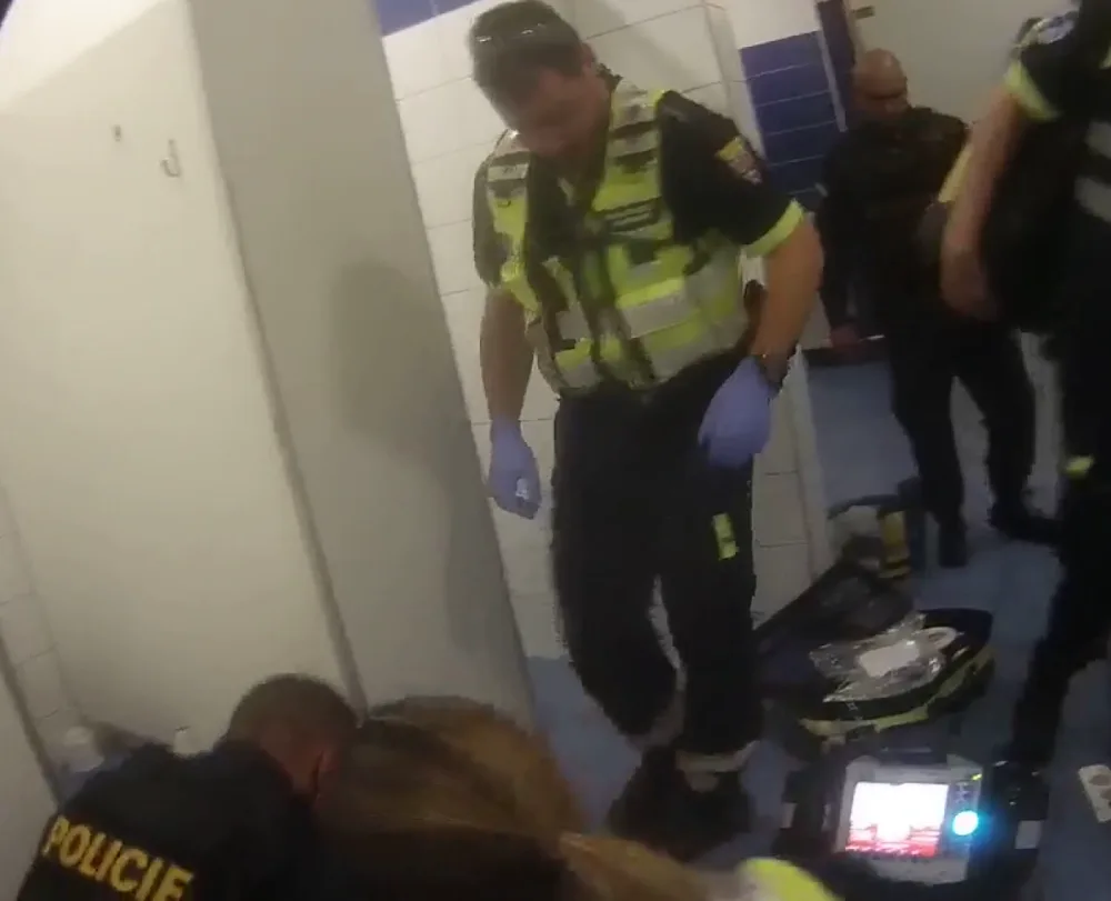 Ženě život zachránili policisté