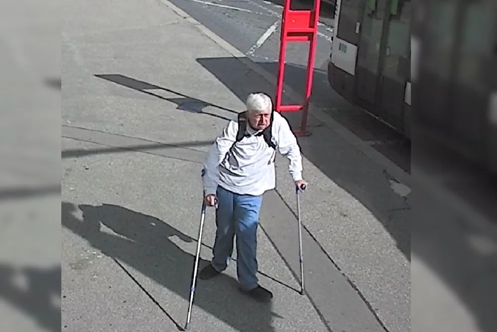Policisté pátrají po svědkovi dopravní nehody v Praze 10. Poznáváte ho?