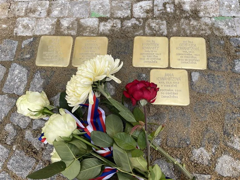 Znáte Stolpersteiny? V Praze stále přibývají další