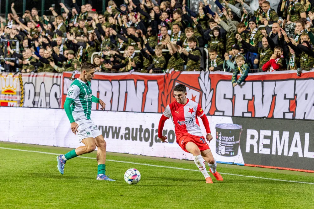 K vítězství Slavie nad Bohemians přispěl i vlastní gól domácích