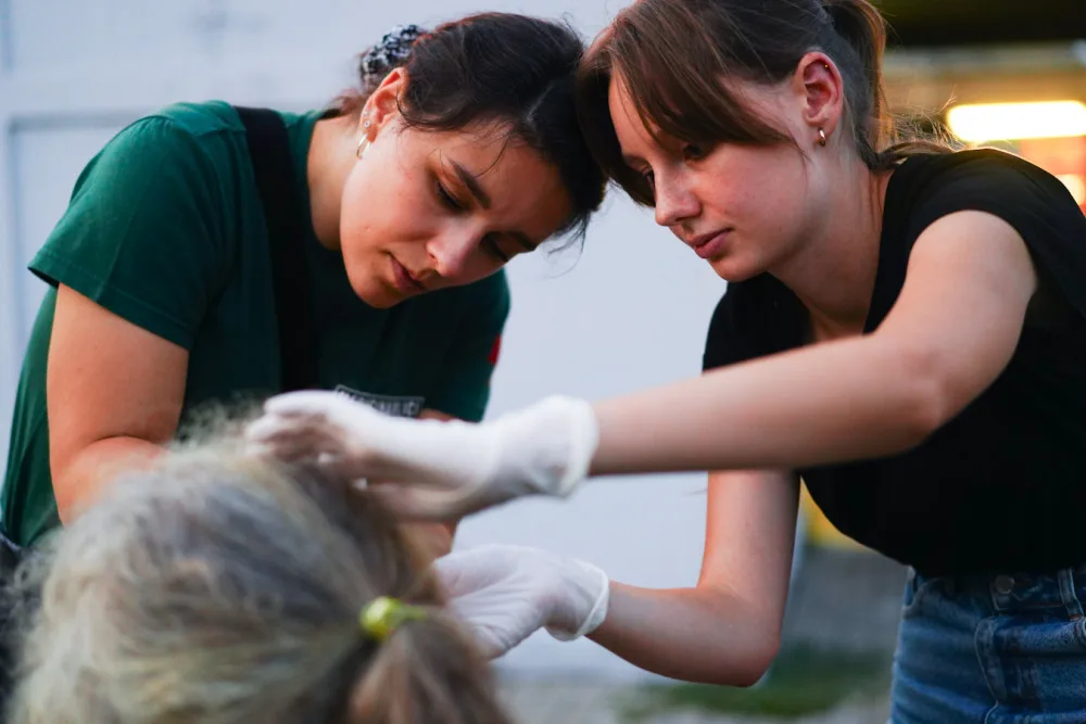 Ošetřují štípance i krvavé rány. Podívejte se, jak pomáhají studenti medicíny v terénu