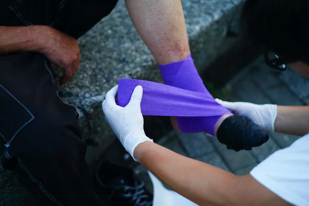 Ošetřují štípance i krvavé rány. Podívejte se, jak pomáhají studenti medicíny v terénu
