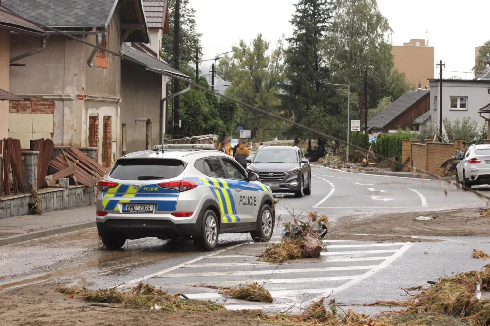 Práce policistů během povodní byla klíčová. Mnozí nasazovali vlastní životy