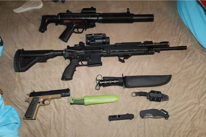 U studenta našli airsoftové a vzduchové zbraně,