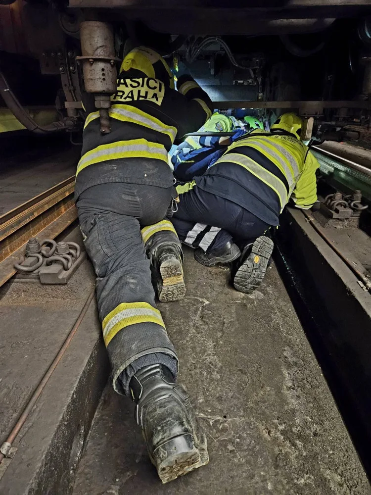 Pod metro na Smíchovském nádraží spadl muž, na místě zemřel