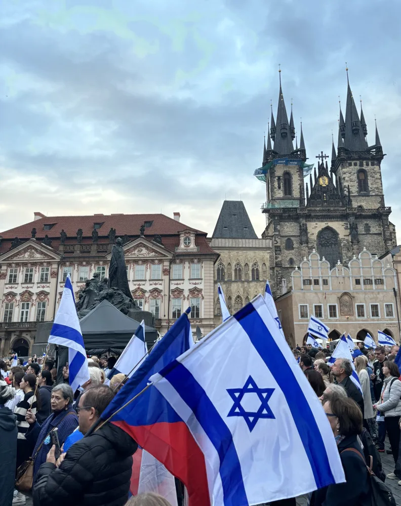 Na podporu Izraele se v Praze sešly stovky lidí, dohlíží policie