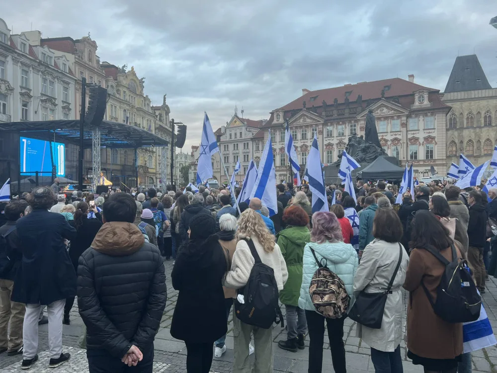 Stovky lidí si na Staroměstské náměstí připomínají výročí útoku Hamásu na Izrael. Na akci dohlíží policisté