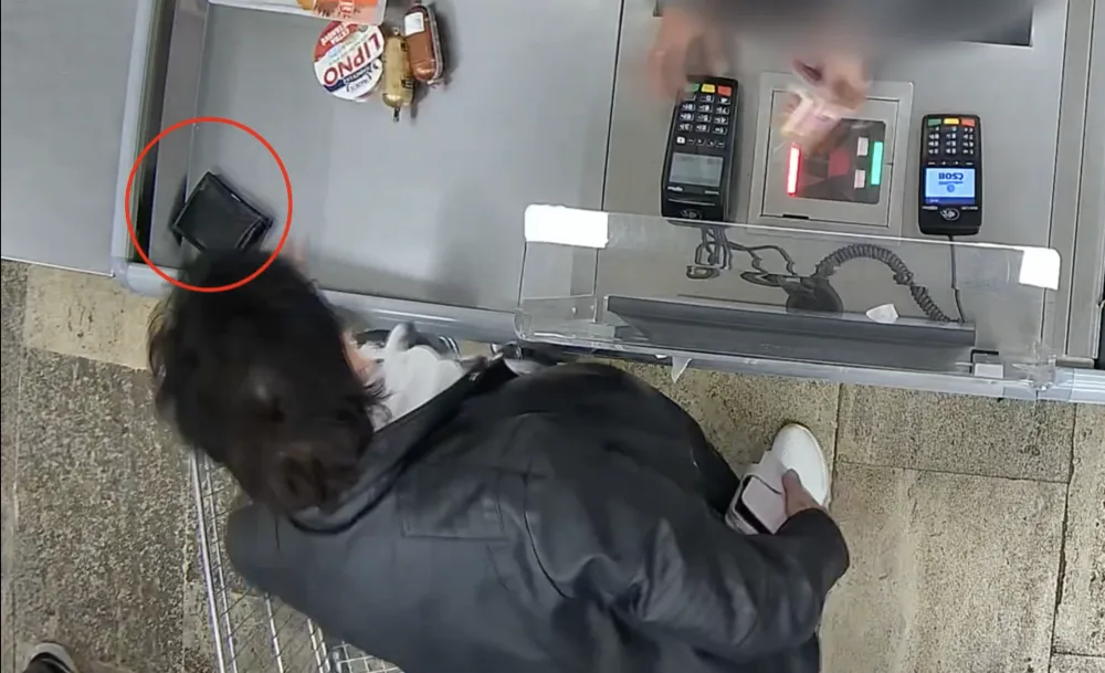 Žena peněženku schovala mezi nákup.
